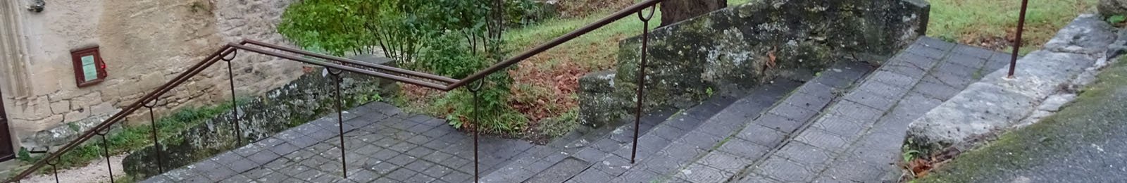 Une rampe pour les escaliers de l’église