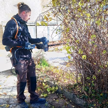 Un stagiaire jardinier paysagiste