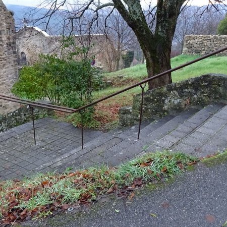 Une rampe pour les escaliers de l'église